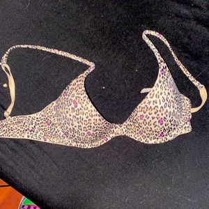 Vicroria secret bra size 32b in women!! Like new!